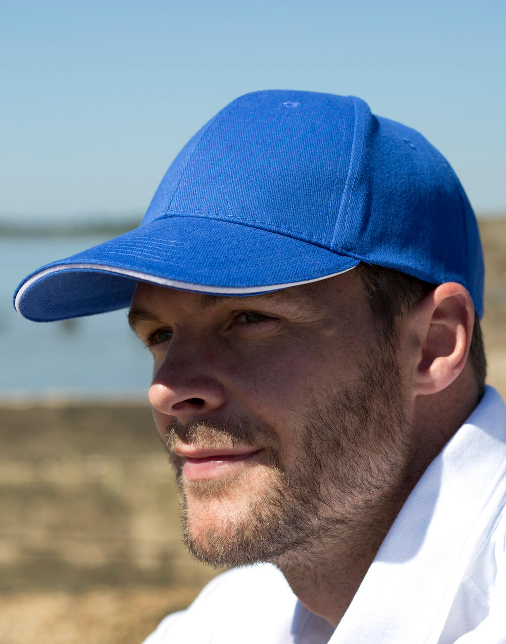 Memphis Low Profile Sandwich Peak Cap in Farbe Black/Red