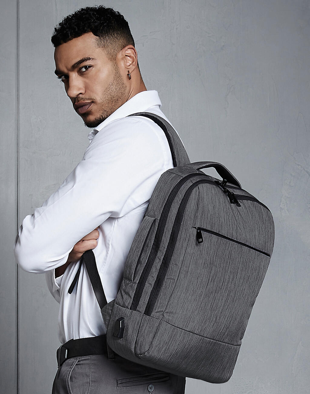Q-Tech Charge Convertible Backpack in Farbe Black