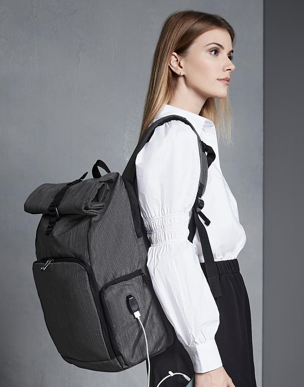 Q-Tech Charge Roll-Top Backpack in Farbe Black