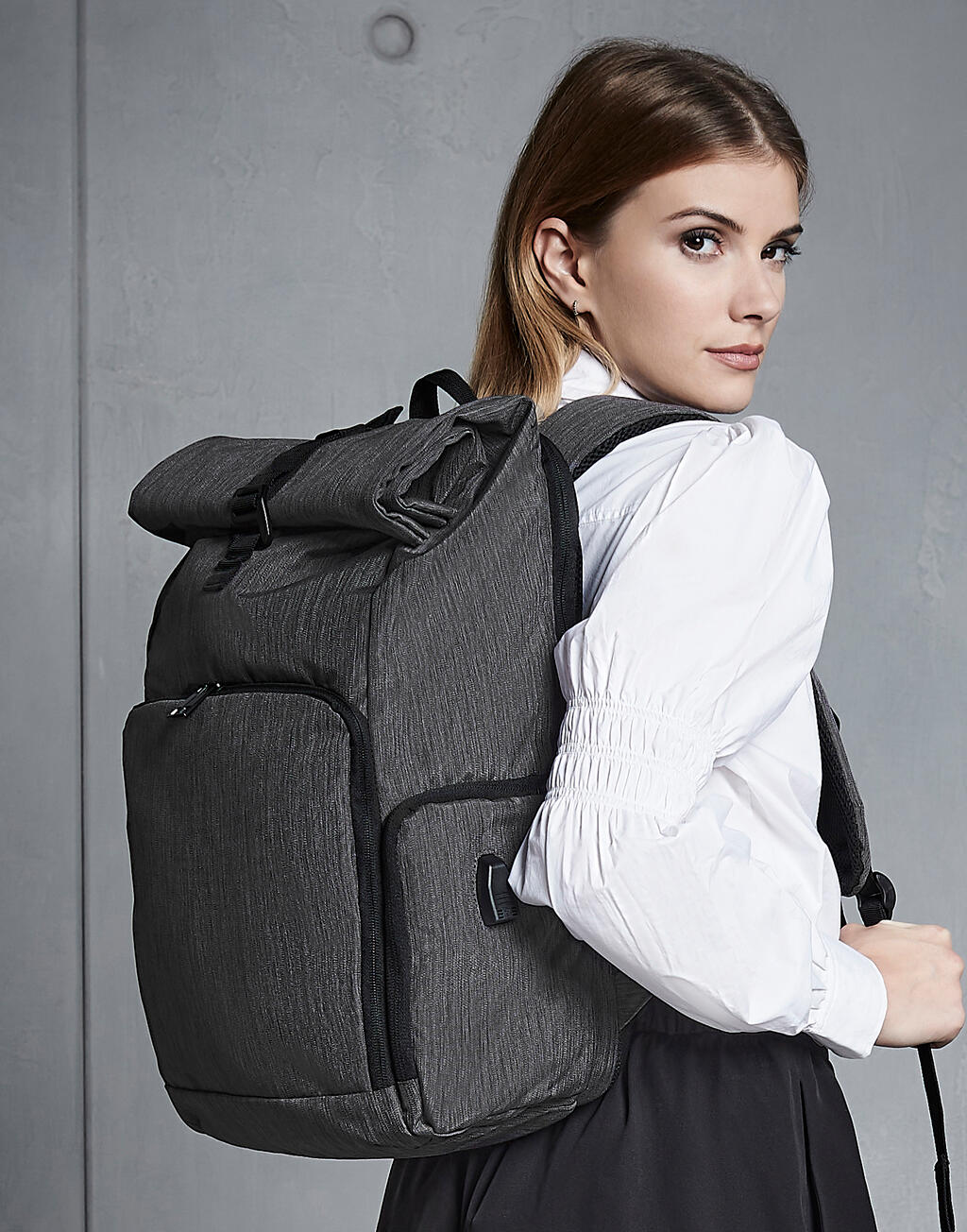 Q-Tech Charge Roll-Top Backpack in Farbe Black