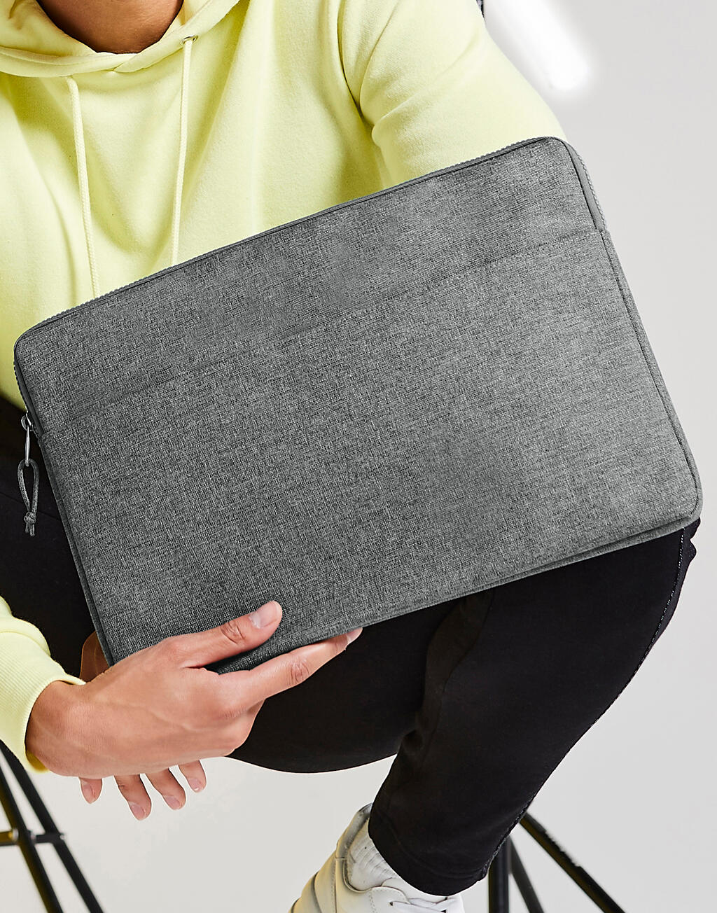 Essential 15" Laptop Case in Farbe Black