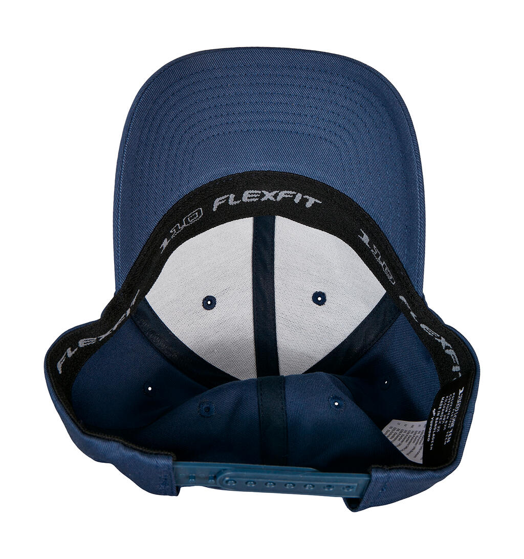 110 Curved Visor Snapback in Farbe Black