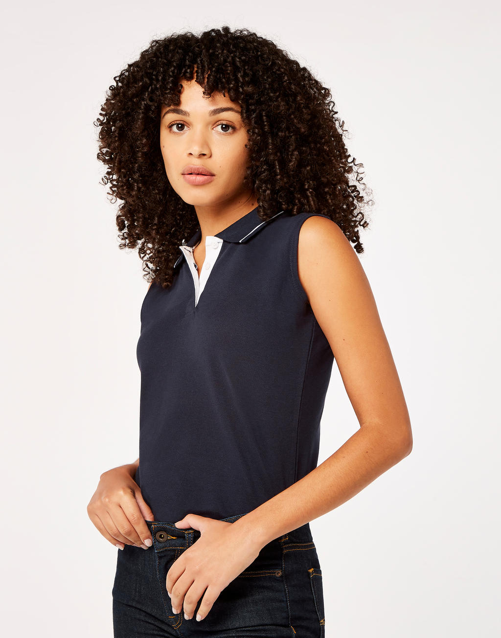 Women's Classic Fit Sleeveless Polo in Farbe White/Navy