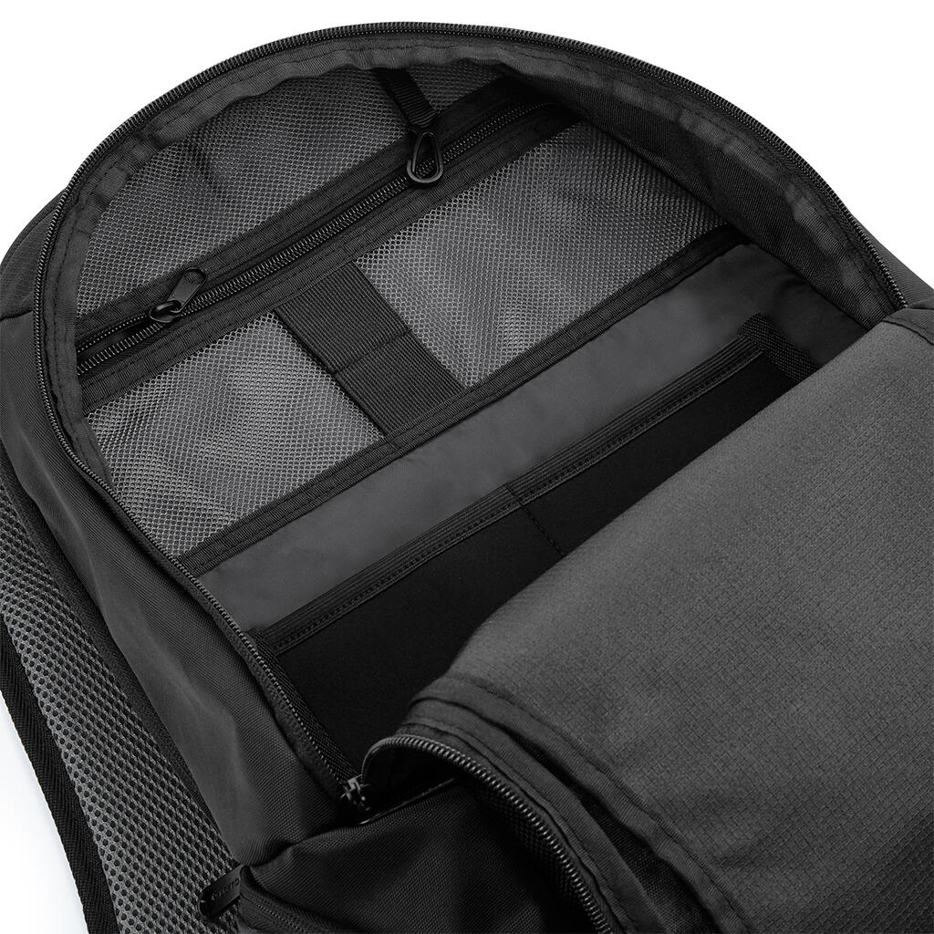  Vessel™ Slimline Laptop Backpack in Farbe Black