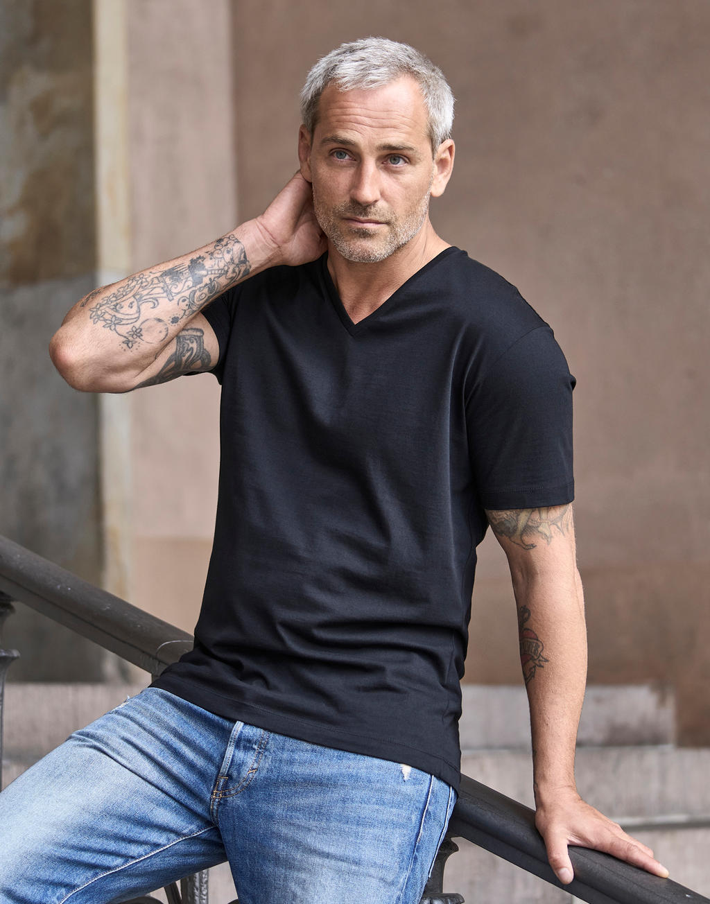  Men's Fashion V-Neck Sof Tee in Farbe White