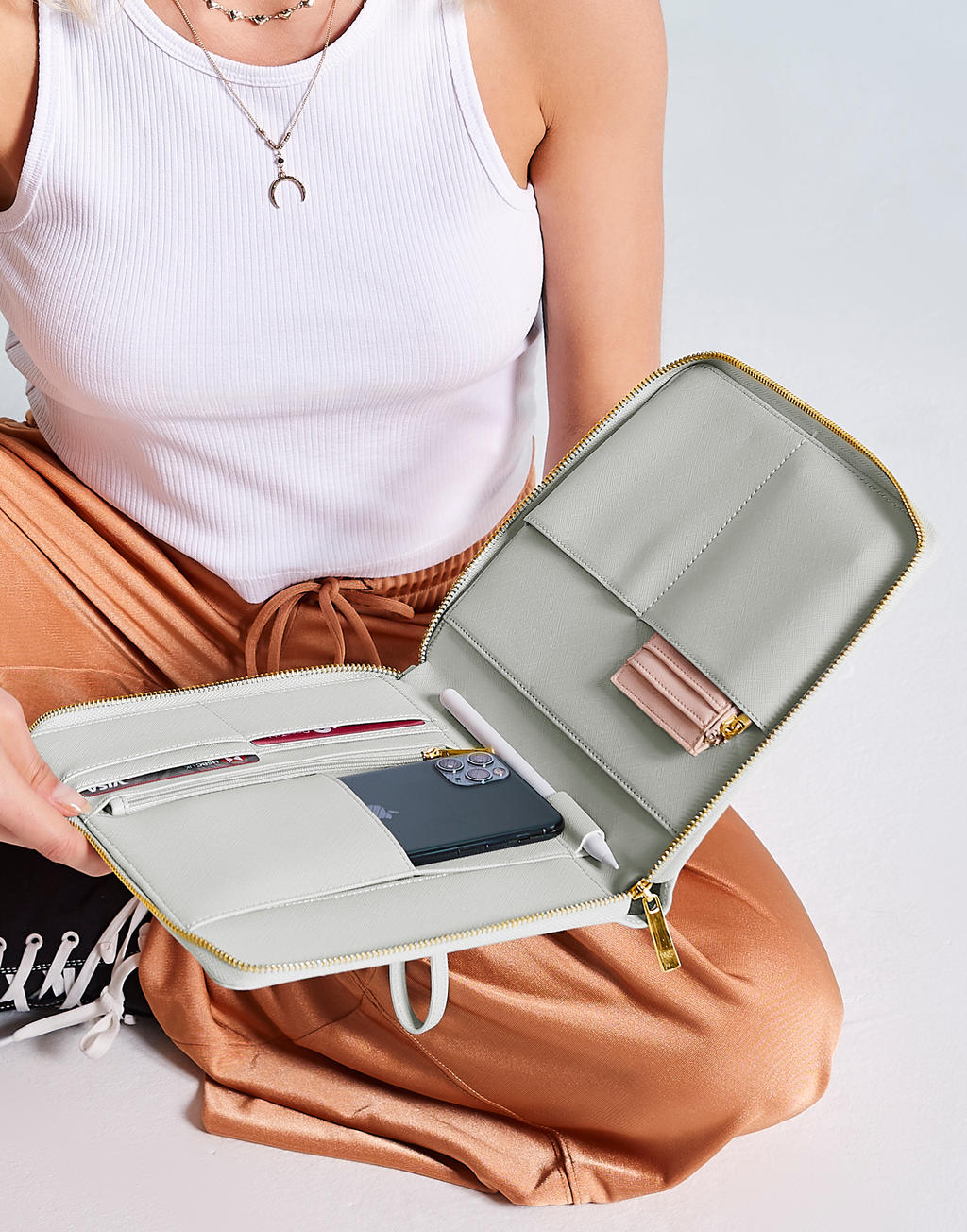  Boutique Travel/ Tech Organiser in Farbe Soft Grey