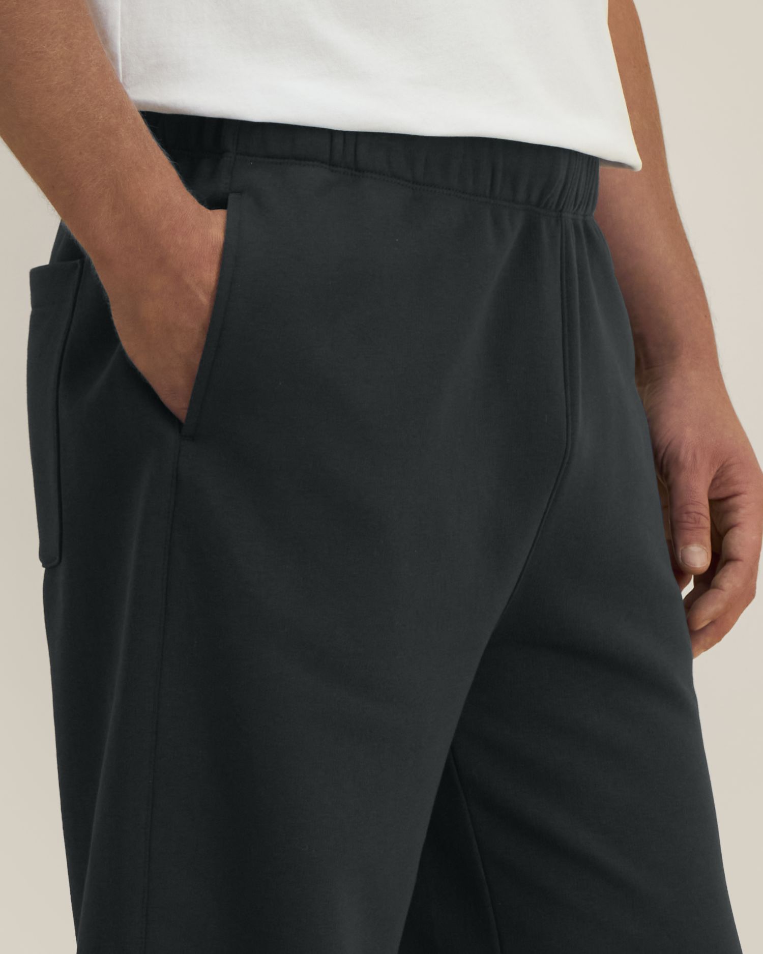 Needer in Farbe Black